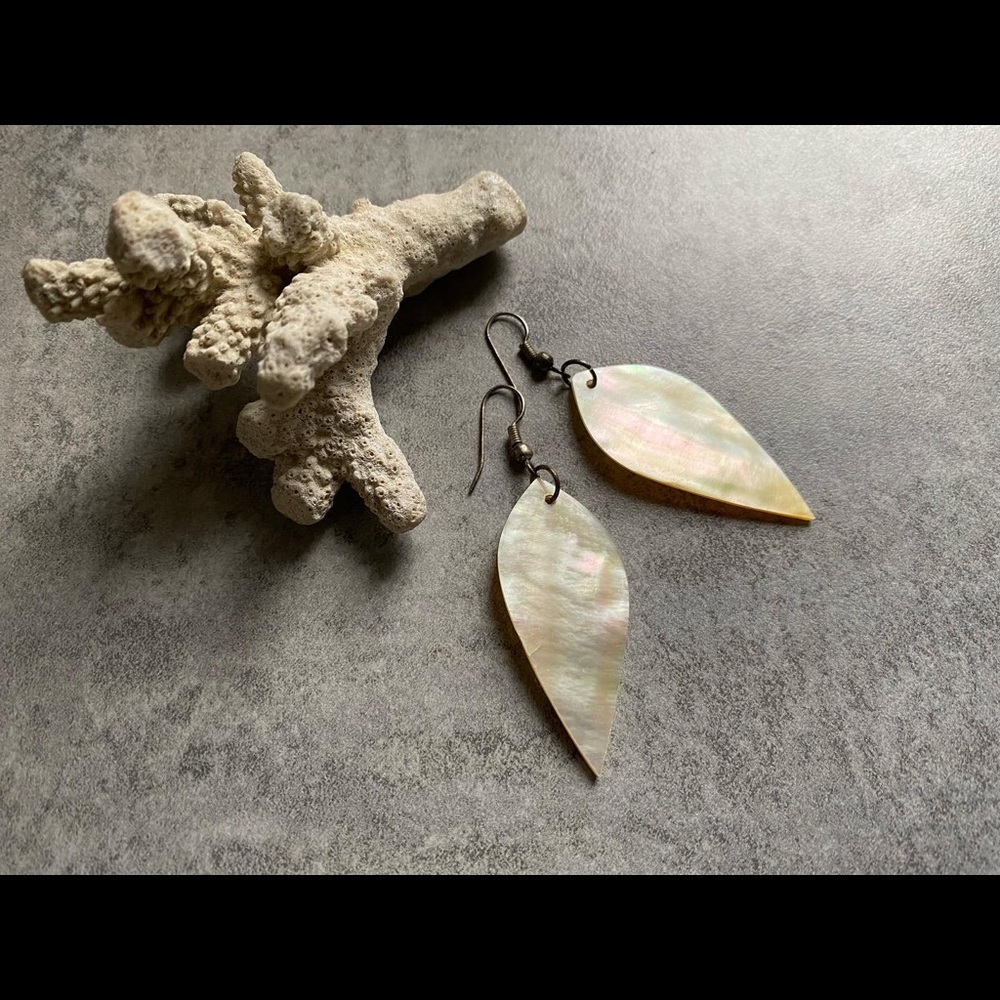Vintage petal shaped shell 🐚 earrings - Picture 1 of 3
